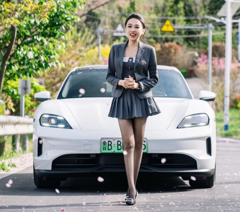 青島保時(shí)捷女銷冠報(bào)警：被做AI假視頻侮辱 懸賞征集線索