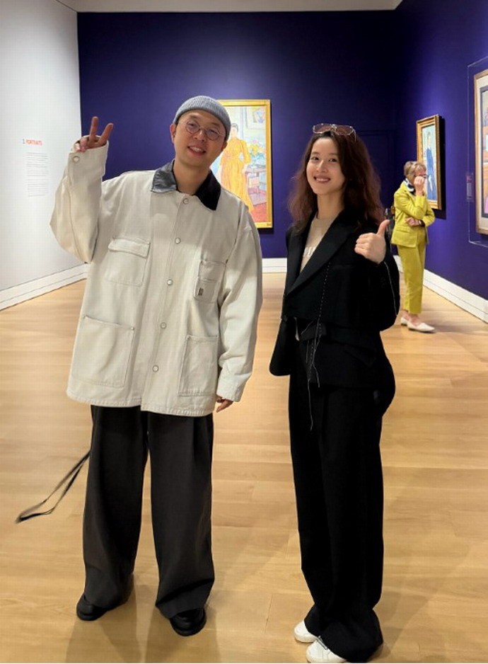 杜海涛晒与章泽天伦敦看展合照 章泽天松弛感拉满