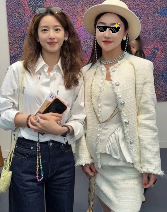 杜海涛晒与章泽天伦敦看展合照 章泽天松弛感拉满