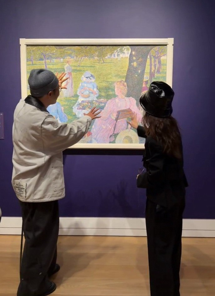 杜海涛晒与章泽天伦敦看展合照 章泽天松弛感拉满