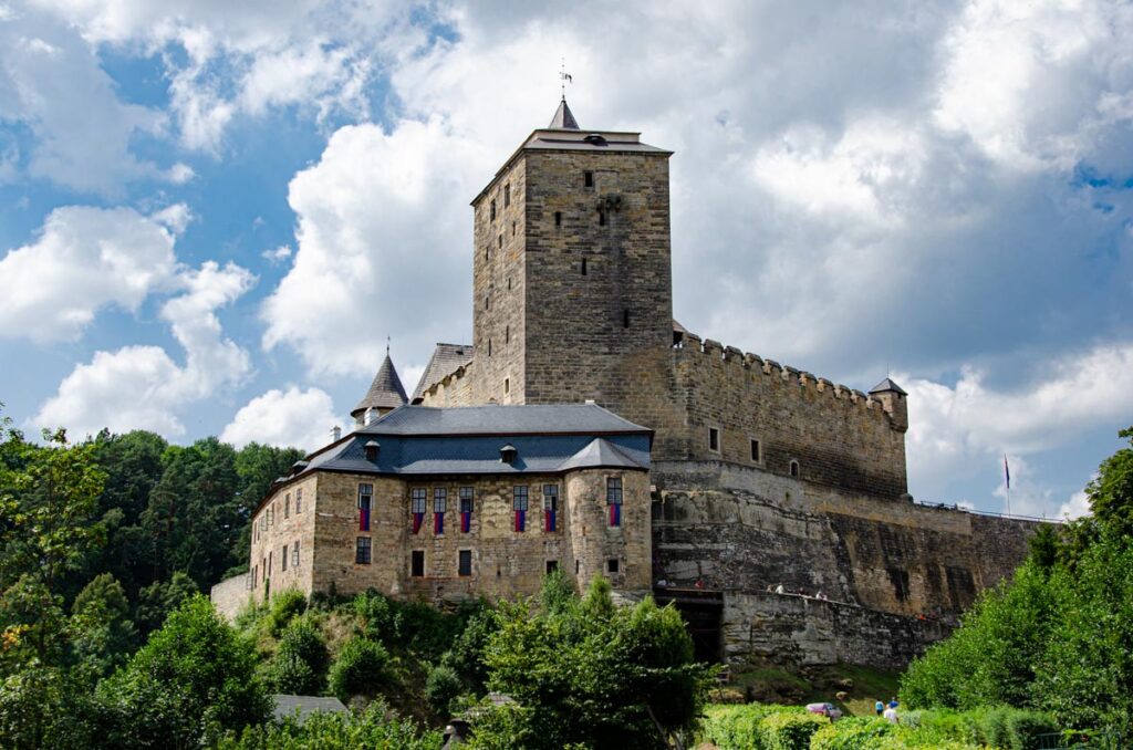 《天国：拯救2》大获成功 游戏中的城堡吸引大量游客前来参观