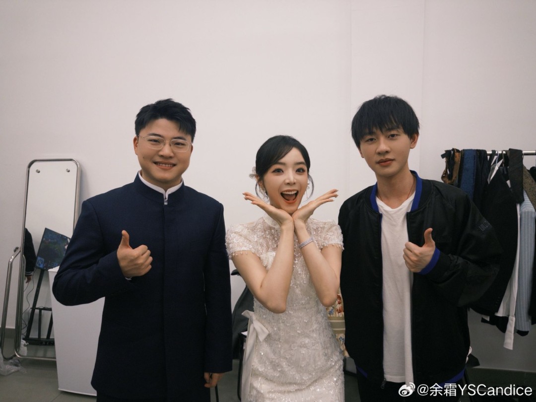 《英雄联盟》美女主持人晒选手合照 深情告别S15