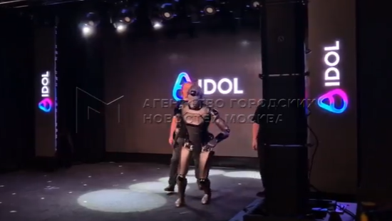 俄罗斯首个AI人形机器人首秀翻车摔倒 还掉落不少装备