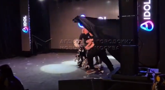 俄罗斯首个AI人形机器人首秀翻车摔倒 还掉落不少装备