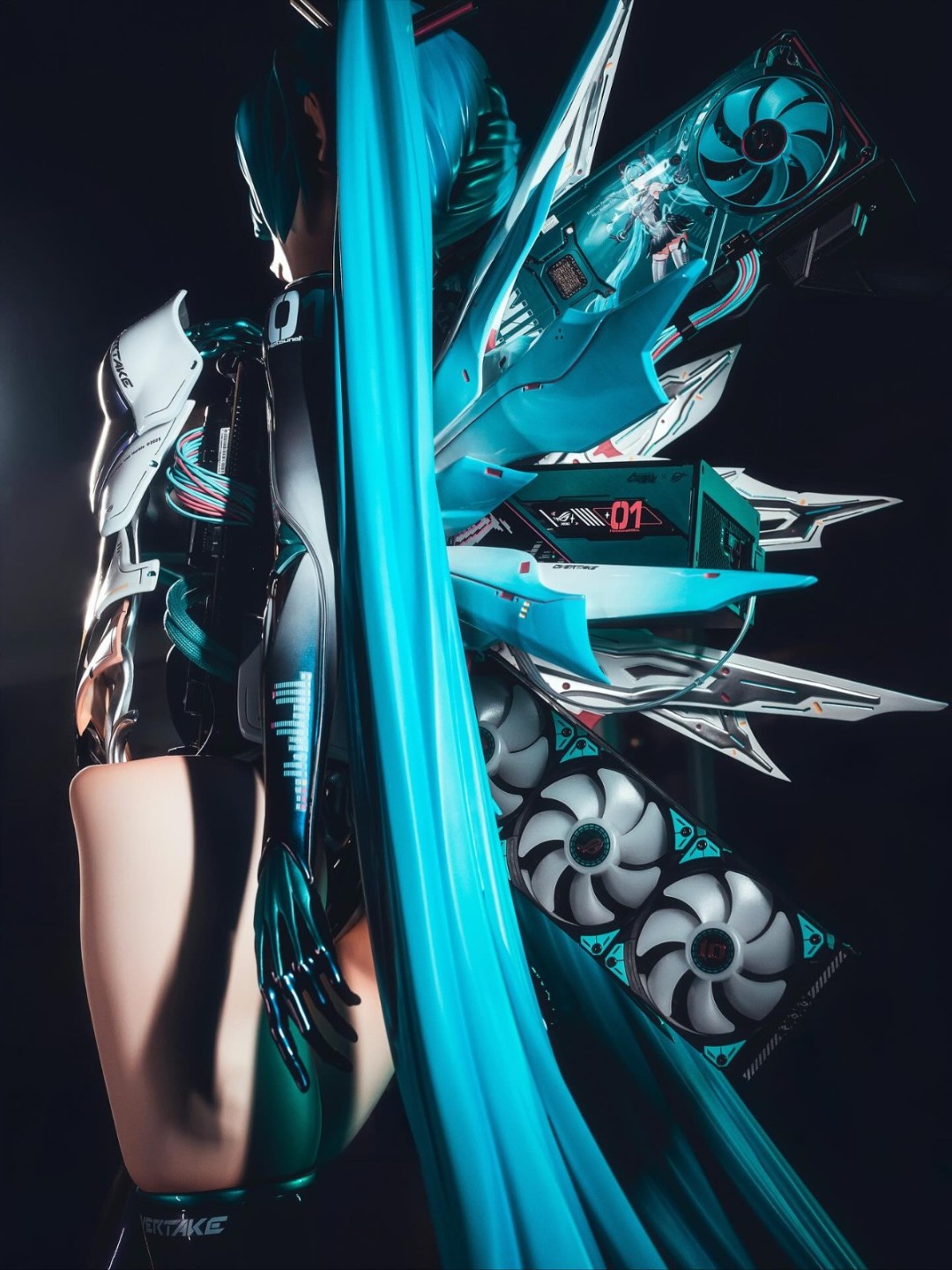 全球首台初音未来人形造型电竞主机 栩栩如生！