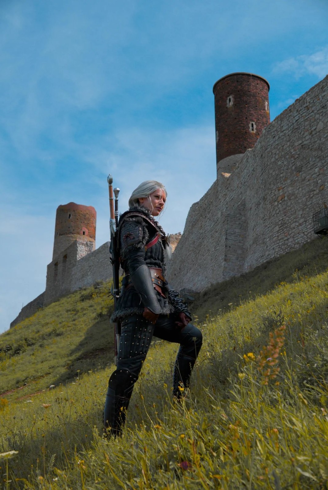 太帅了！ 粉丝用传统工艺自制《巫师4》希里cos服