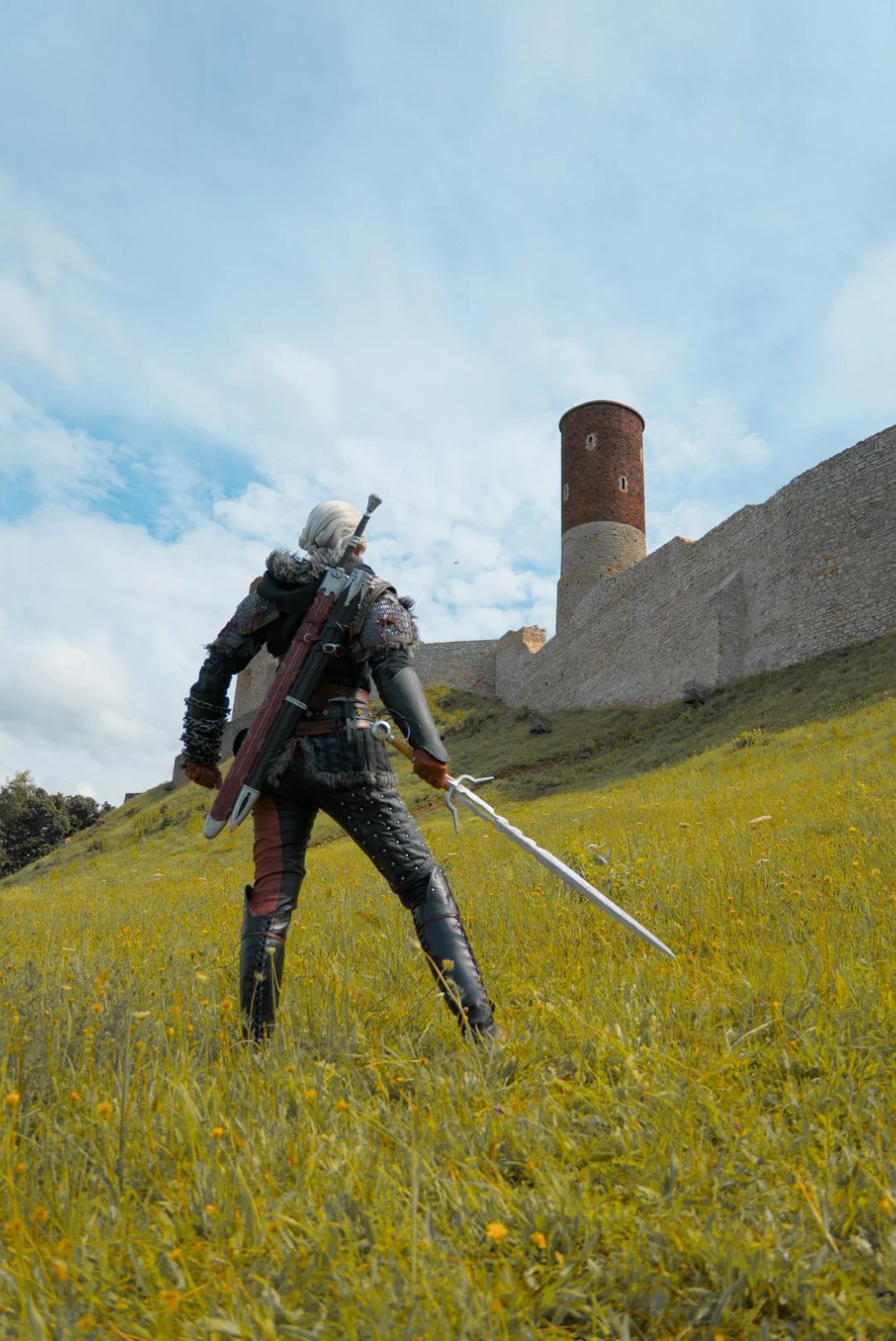 太帅了！ 粉丝用传统工艺自制《巫师4》希里cos服