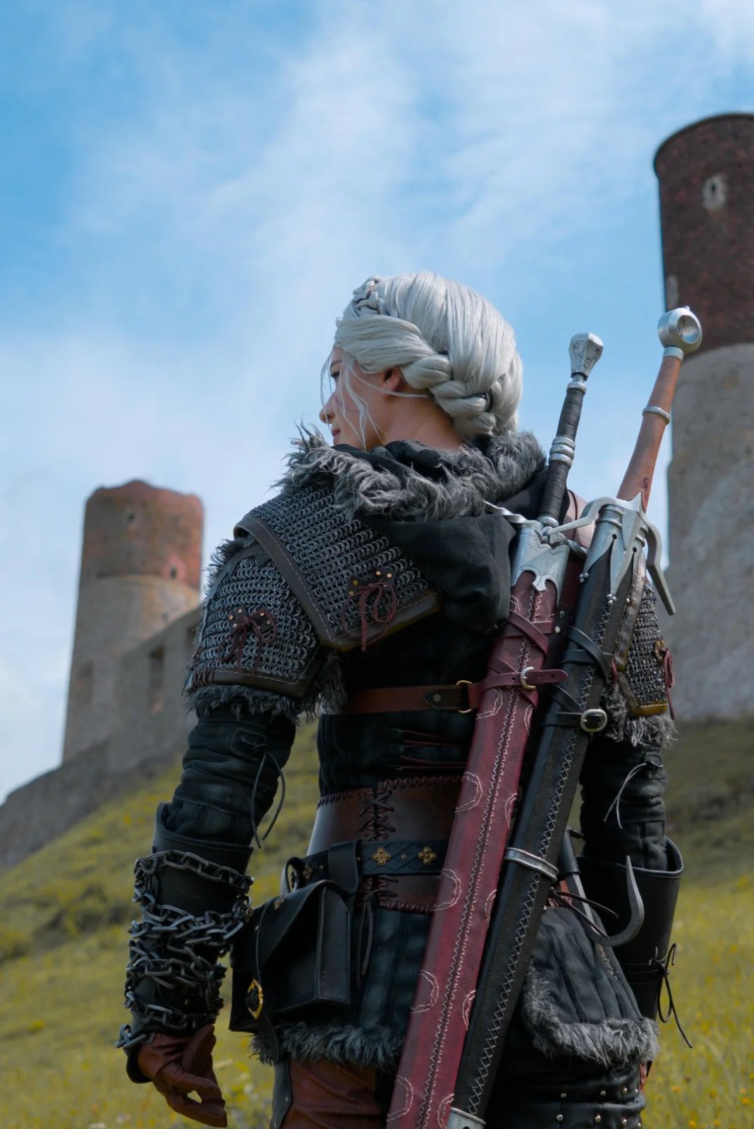 太帅了！ 粉丝用传统工艺自制《巫师4》希里cos服