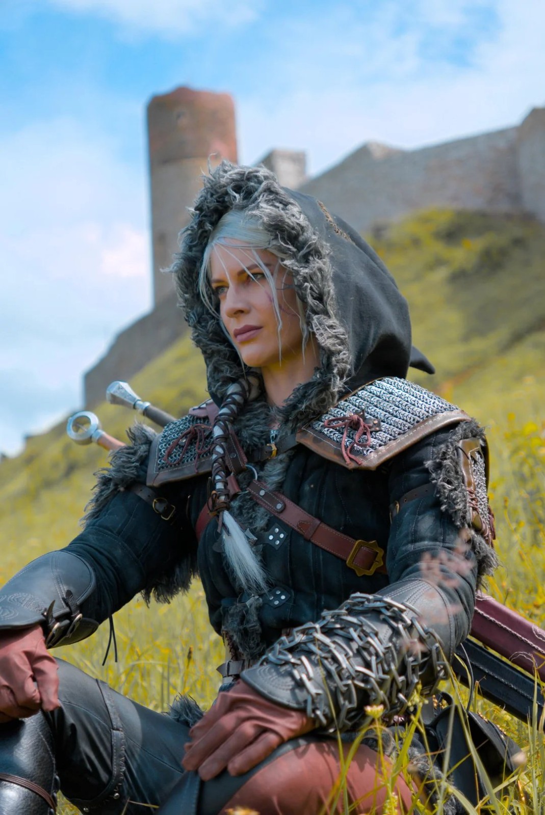 太帅了！ 粉丝用传统工艺自制《巫师4》希里cos服