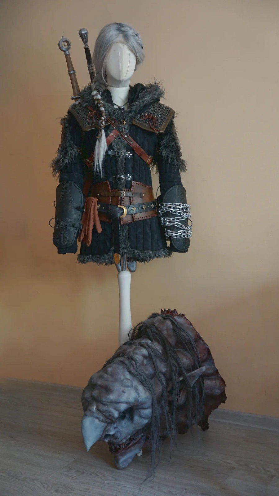 太帅了！ 粉丝用传统工艺自制《巫师4》希里cos服