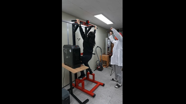 长时间玩电脑运动不足？高价奇思妙想先引体向上才能玩