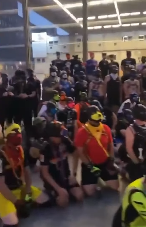 在大街上当狗的外国人，真的有了犬类自我认同？