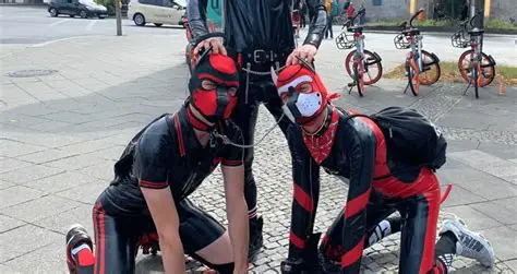 在大街上当狗的外国人，真的有了犬类自我认同？