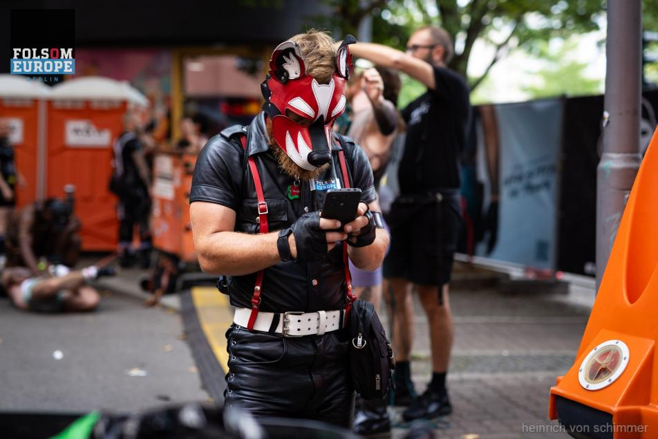 在大街上当狗的外国人，真的有了犬类自我认同？