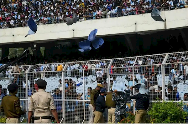 梅西印度行首站亮相10分钟就被带离 愤怒球迷砸烂球场