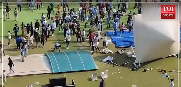 梅西印度行首站亮相10分钟就被带离 愤怒球迷砸烂球场