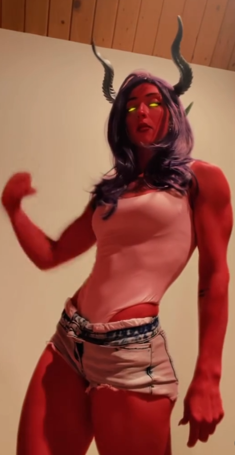 本色出演！肌肉健身美女Cos《超英派遣中心》魔罗芙