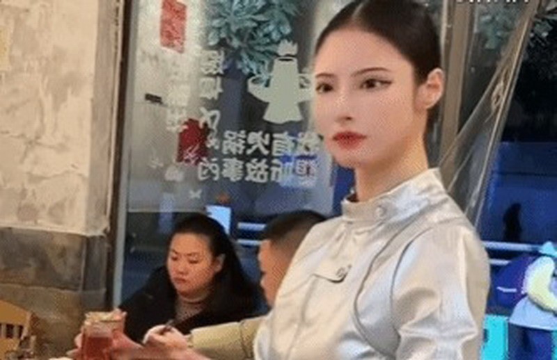 火锅店老板娘模仿机器人爆火 能保持近20分钟不眨眼