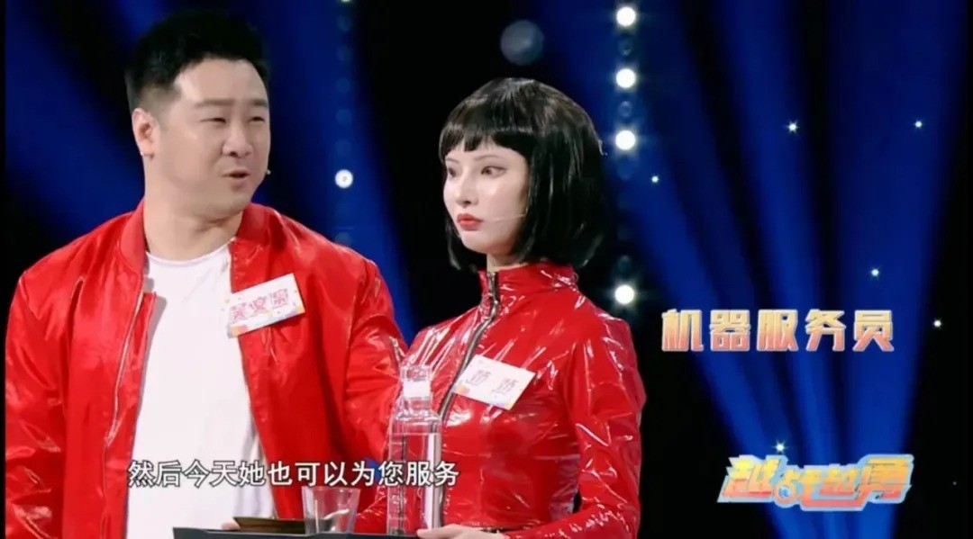 火锅店老板娘模仿机器人爆火 能保持近20分钟不眨眼
