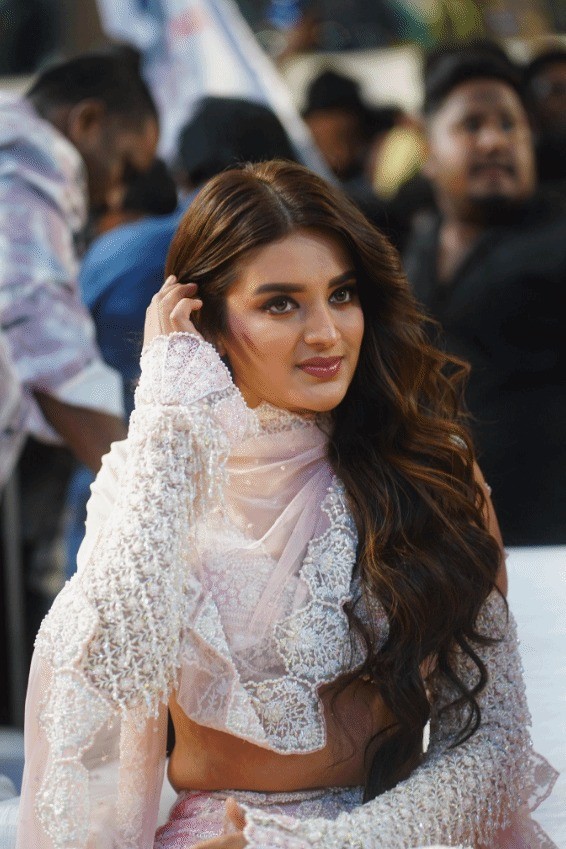 印度美女演员线下被多人包围猥亵 遭咸猪手乱摸