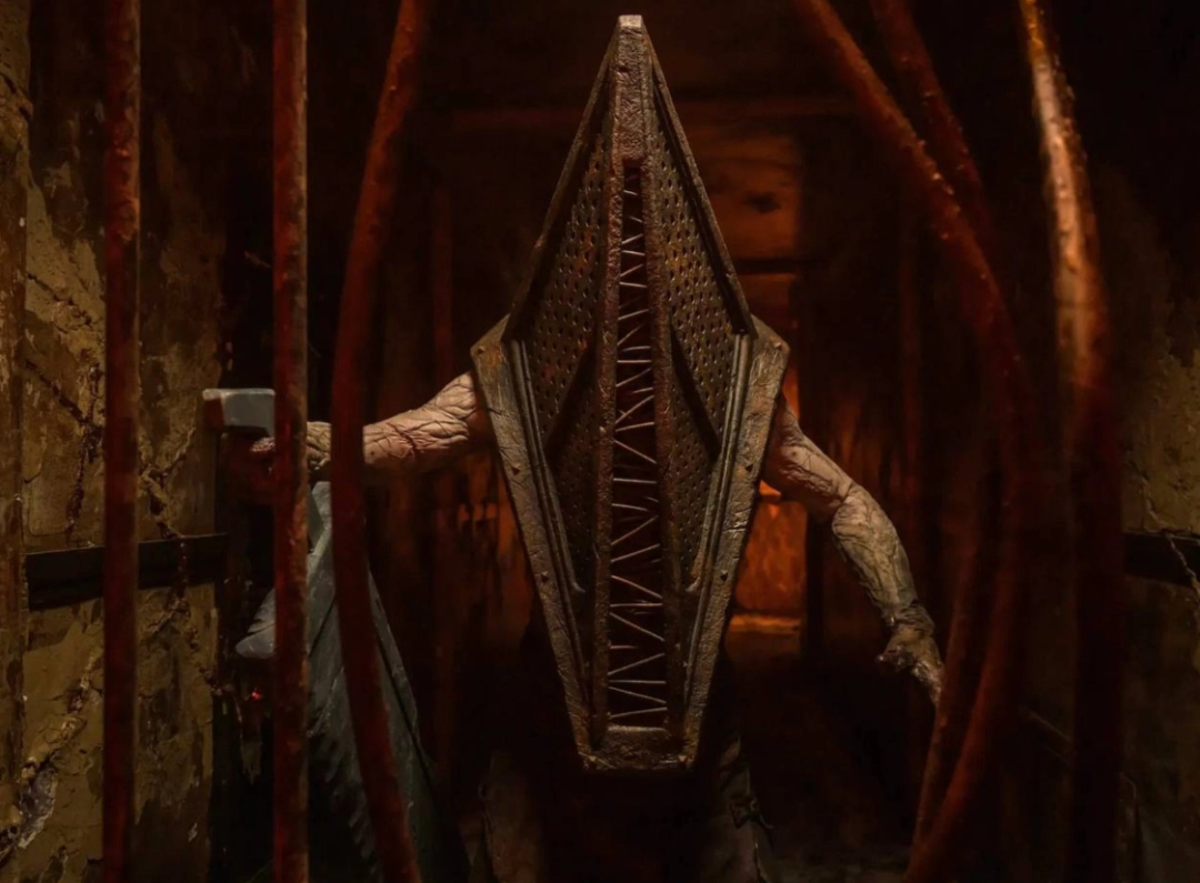 完美还原！《重返寂静岭》全新海报公开：三角头亮相