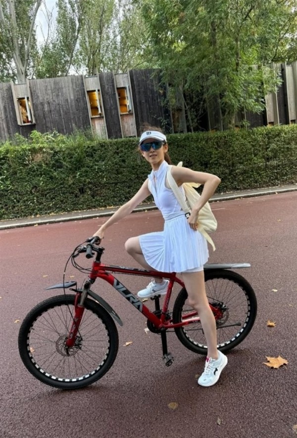 章泽天晒网球新照：坚持运动的力满第40天 活力满满