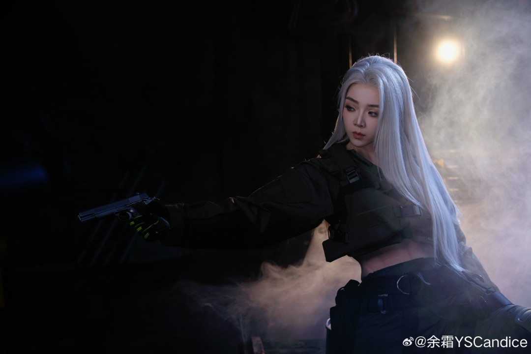 余霜COS《暗区突围》美图 白发侧颜超美丽