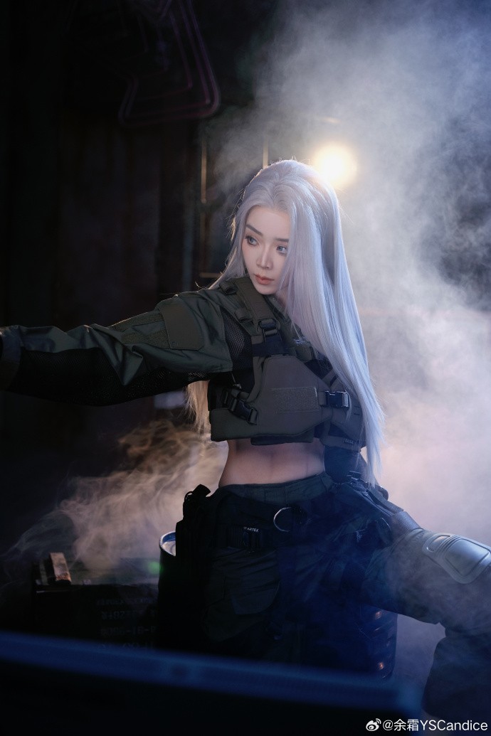 余霜COS《暗区突围》美图 白发侧颜超美丽