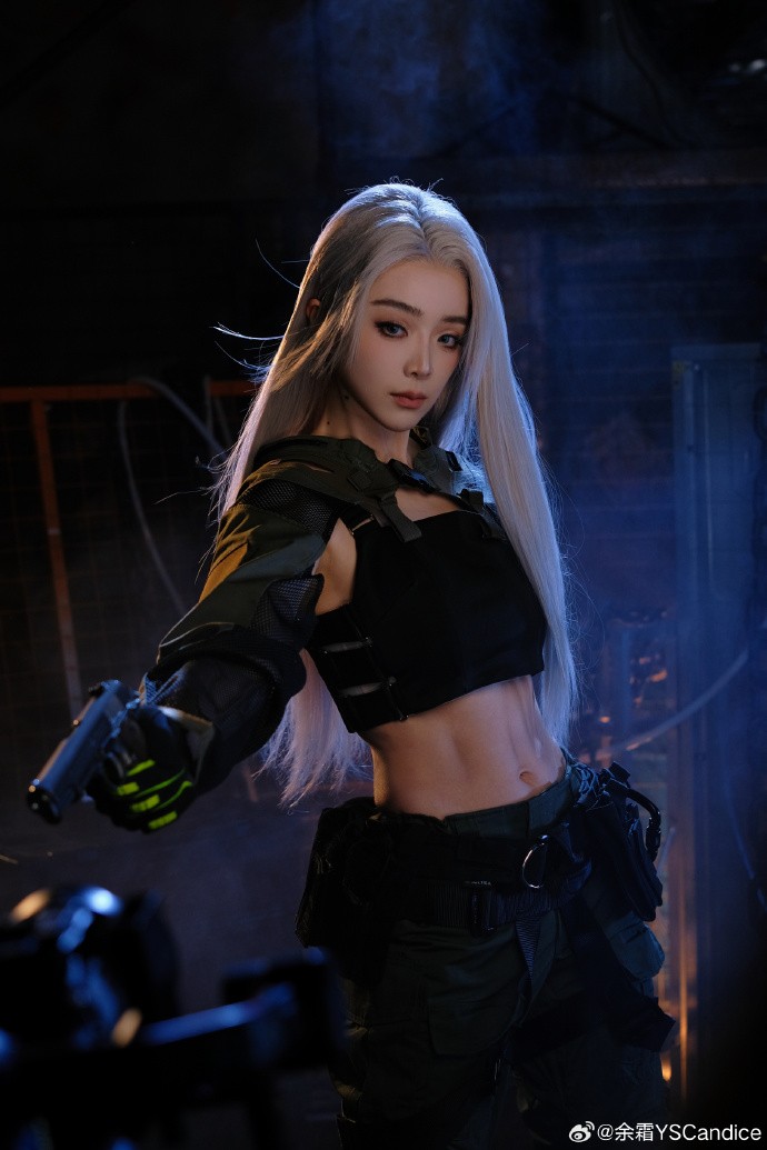 余霜COS《暗区突围》美图 白发侧颜超美丽