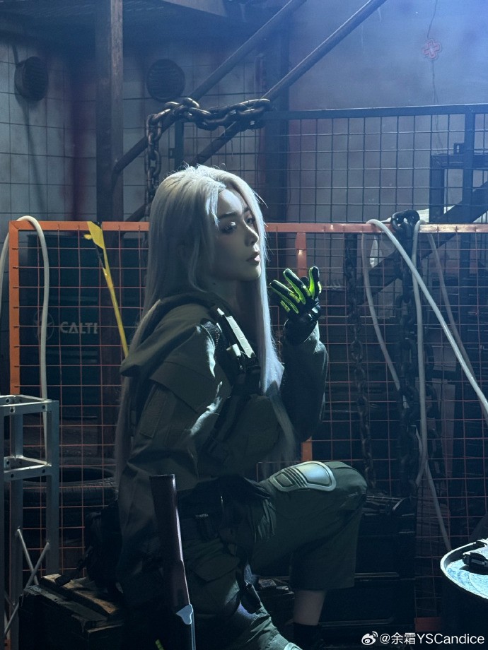 余霜COS《暗区突围》美图 白发侧颜超美丽