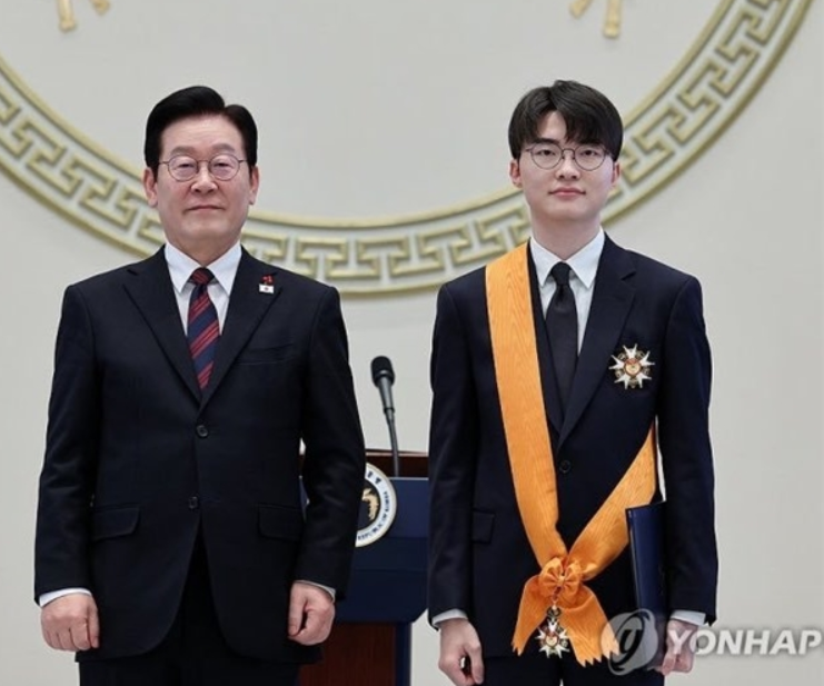 传奇电竞选手Faker获青龙勋章 韩国总统亲自颁发