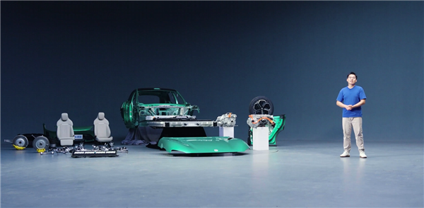 �׾�����ֱ�����������������ֳ����һ̨С��YU7