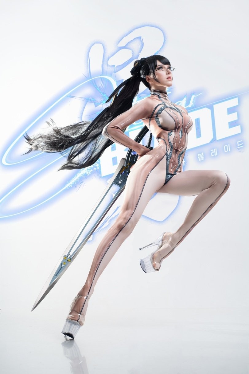 把持不住!国外 国外知名模特穿透明装战衣cos《剑星》伊芙