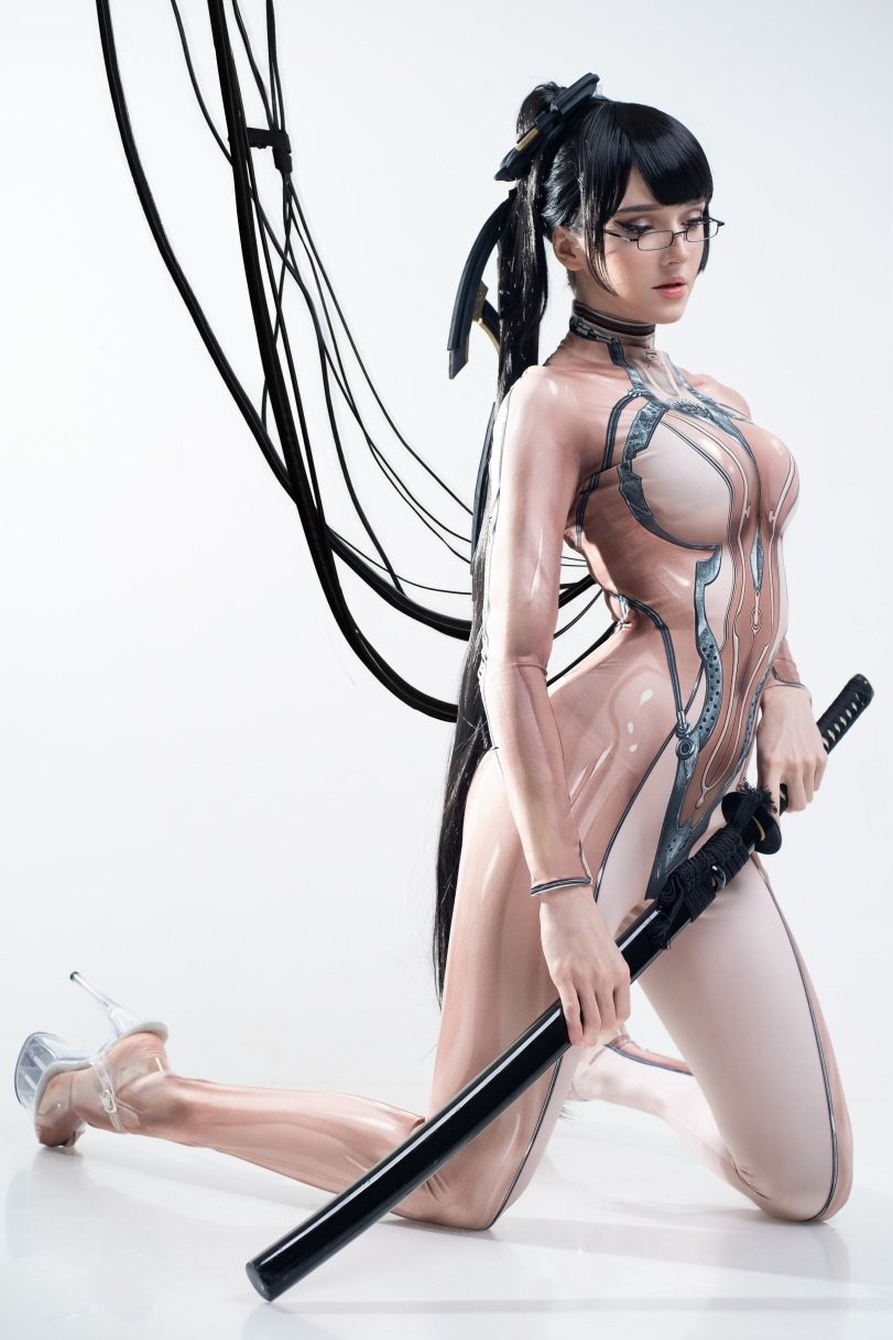 把持不住! 国外知名模特穿透明装战衣cos《剑星》伊芙