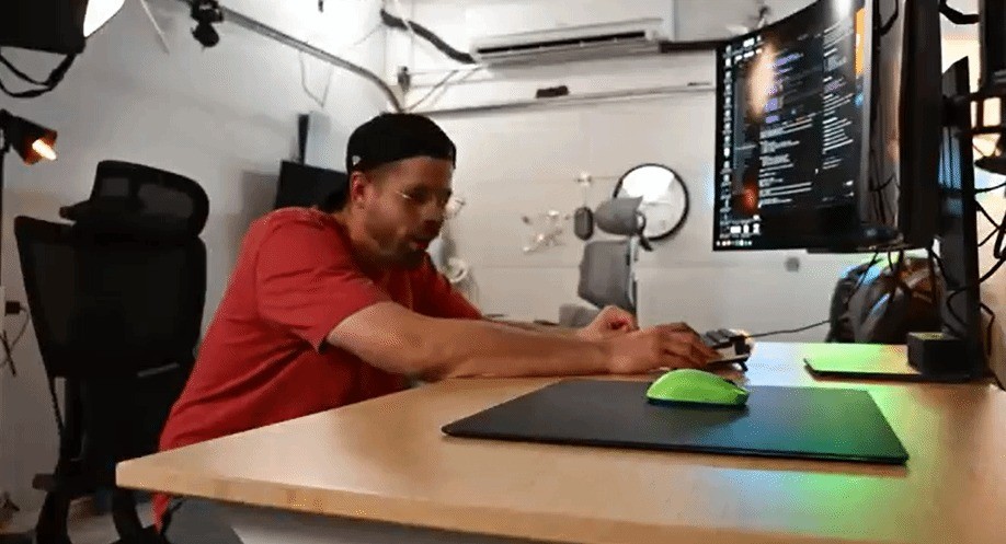 国外大神开发出会自己瞄准的鼠标 比外挂还狠