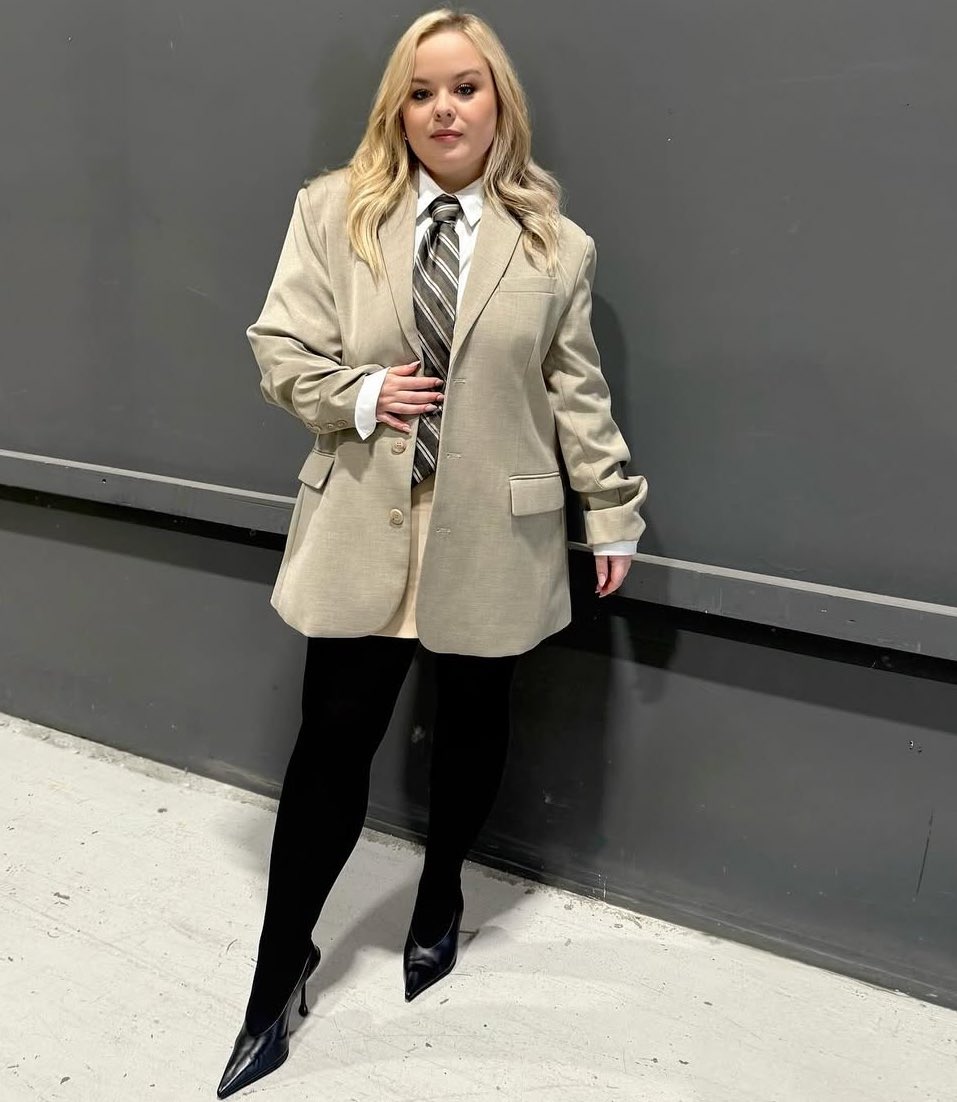 《布里奇顿》第三季收视不降反升 男女主公开撒狗粮