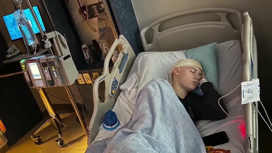 81岁奶奶直播《我的世界》为孙子治疗癌症