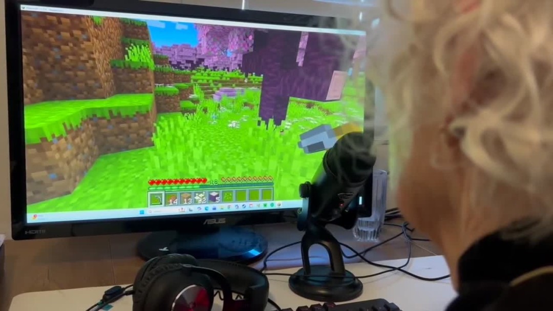 81岁奶奶直播《我的世界》为孙子治疗癌症