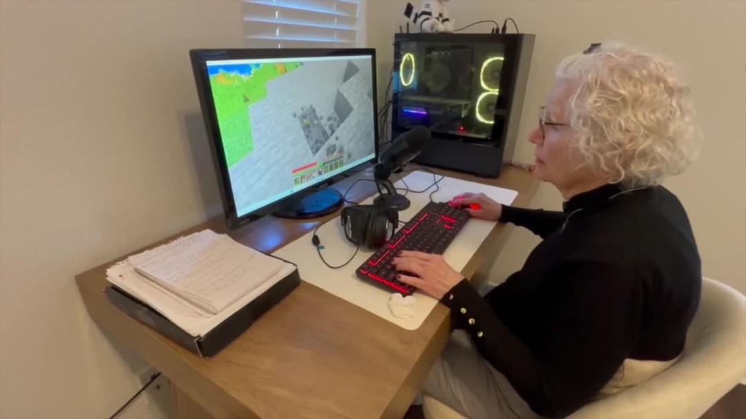 81岁奶奶直播《我的世界》为孙子治疗癌症