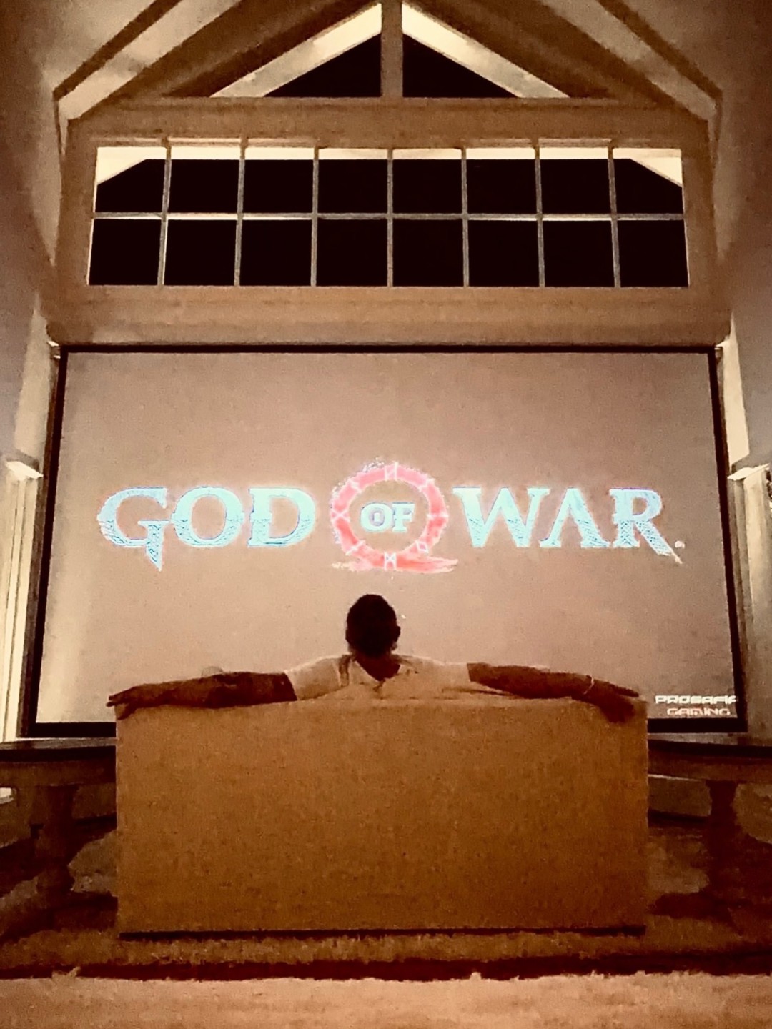 《战神》剧集主演发文：很荣幸能接过这柄战斧！