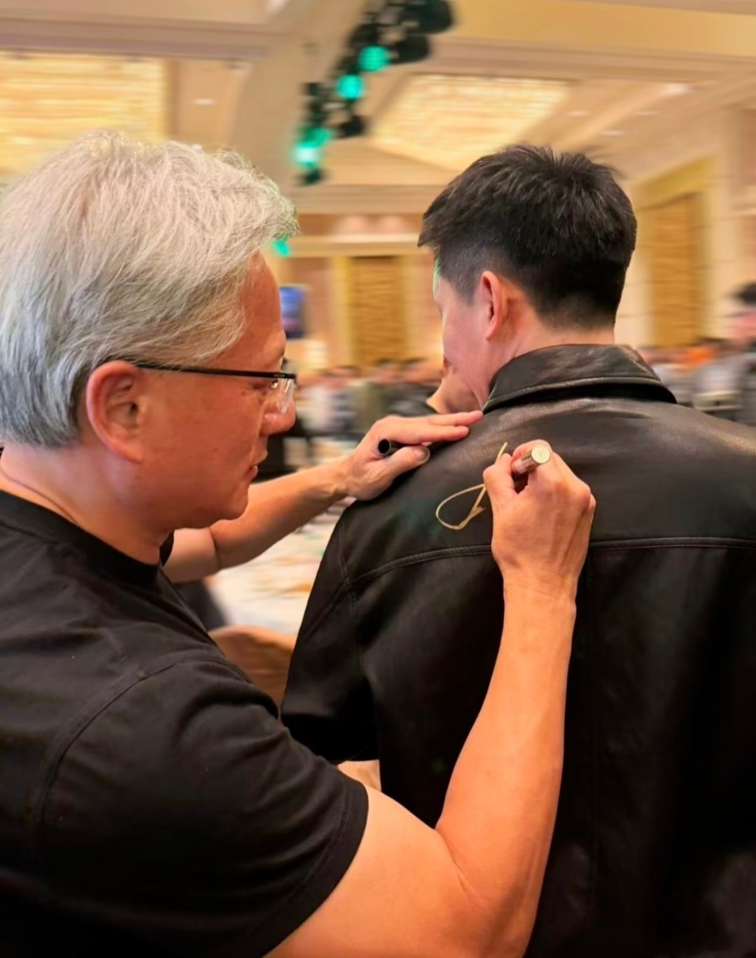 Ӣΰ��Ա��ɹ�����ţ���ս�������ѫ�ױ�ǩ��Ƥ��