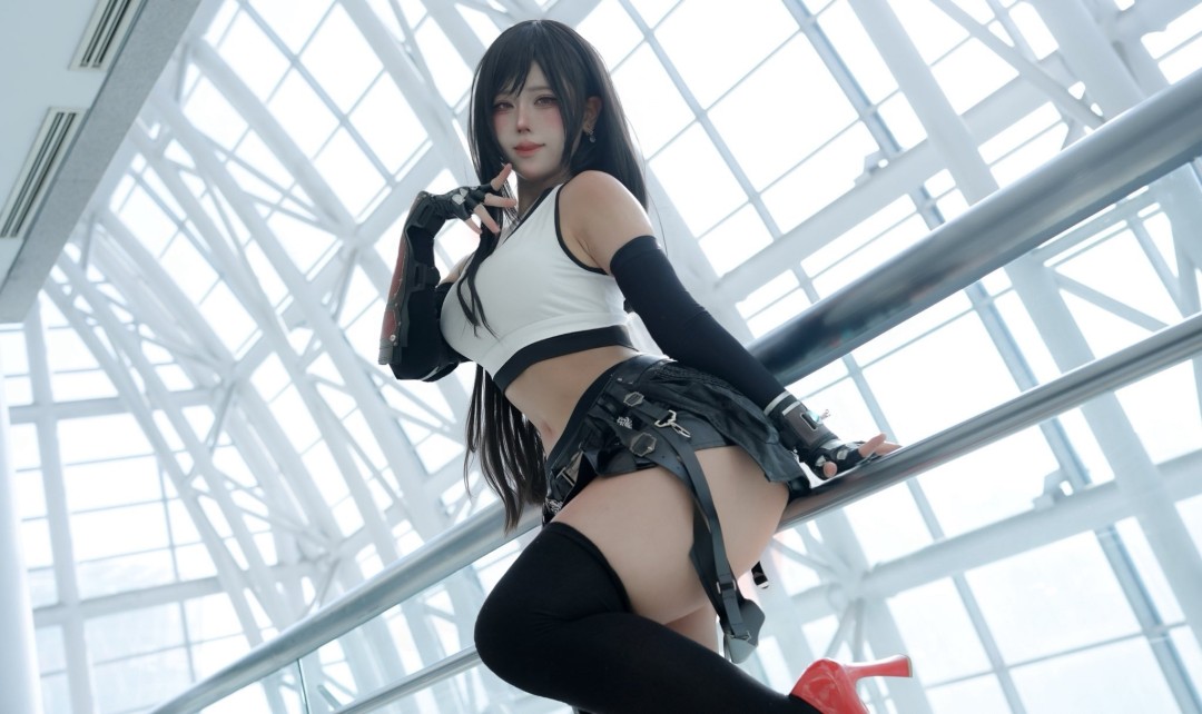 韩国Coser演绎《最终幻想7》蒂法 身材还原神态可人