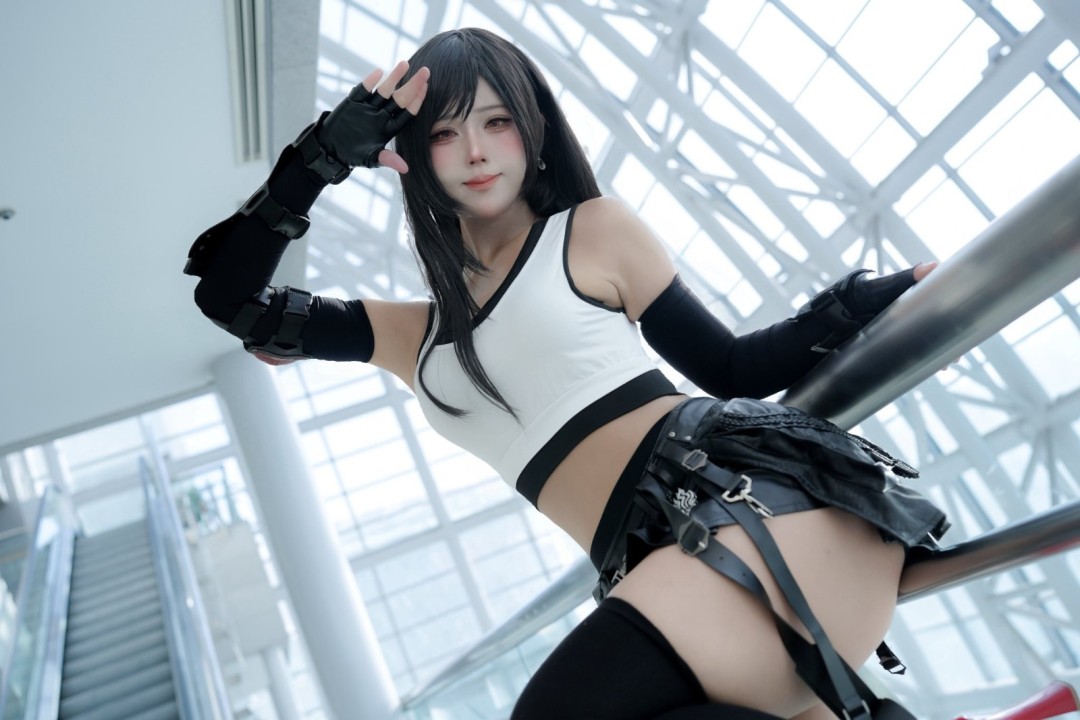 韩国Coser演绎《最终幻想7》蒂法 身材还原神态可人