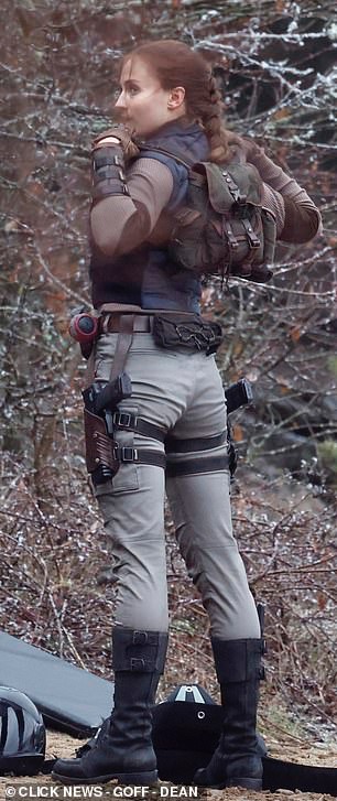 《古墓丽影》劳拉片场照曝光 双枪造型不错！