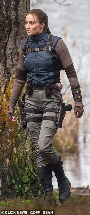 《古墓丽影》劳拉片场照曝光 双枪造型不错！