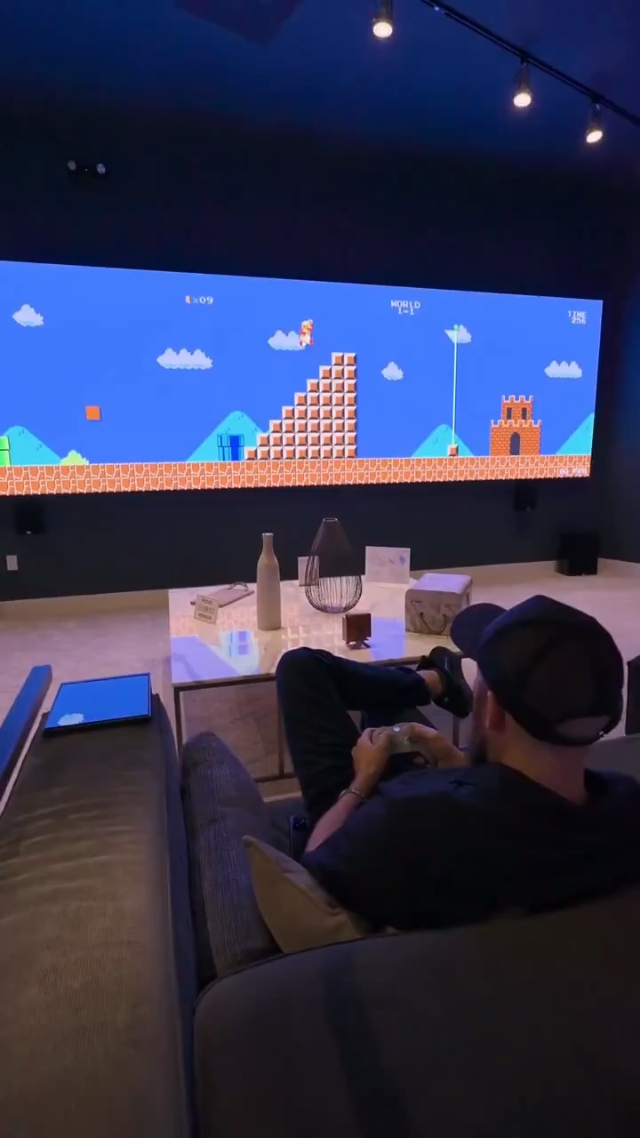 玩家用20英尺巨幕玩《马里奥兄弟》 网友直呼太夸张