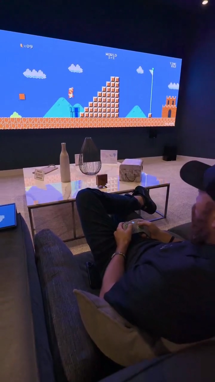 玩家用20英尺巨幕玩《马里奥兄弟》 网友直呼太夸张
