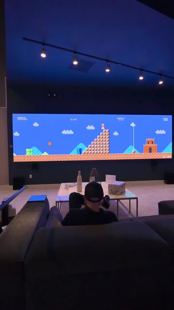 玩家用20英尺巨幕玩《马里奥兄弟》 网友直呼太夸张