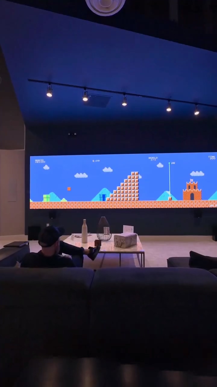 玩家用20英尺巨幕玩《马里奥兄弟》 网友直呼太夸张