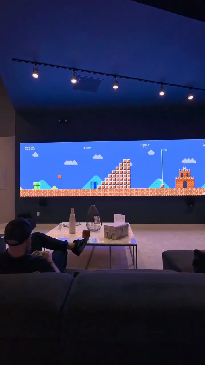 玩家用20英尺巨幕玩《马里奥兄弟》 网友直呼太夸张